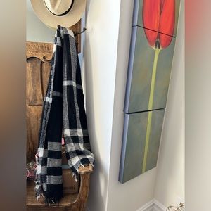 Black and white scarf